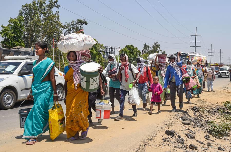 ವರ್ಷದ ಹಿಂದೆ ಕಾಲ್ನಡಿಗೆಯಲ್ಲಿಯೇ ಊರಿನತ್ತ ಸಾಗಿದ ವಲಸೆ ಕಾರ್ಮಿಕರು