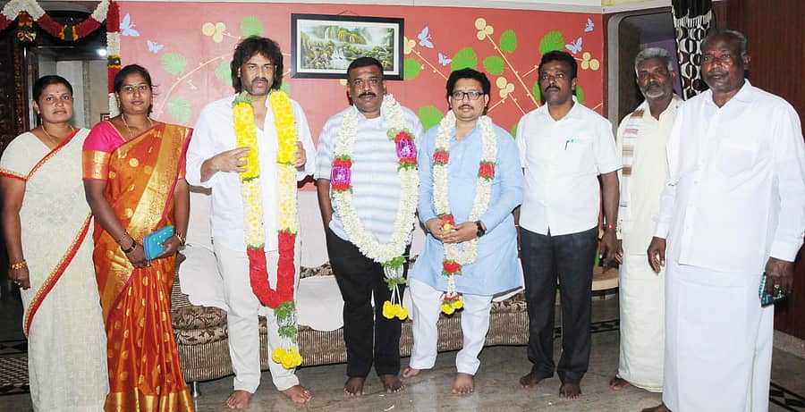 ತುಮಕೂರಿನ ಜಿ.ಪಂ ಮಾಜಿ ಸದಸ್ಯ ಟಿ.ಎಚ್.ಕೃಷ್ಣಪ್ಪ ಮನೆಗೆ ಕಾಂಗ್ರೆಸ್ ಮುಖಂಡ ಮಧು ಬಂಗಾರಪ್ಪ ಭೇಟಿ ನೀಡಿದ್ದರು