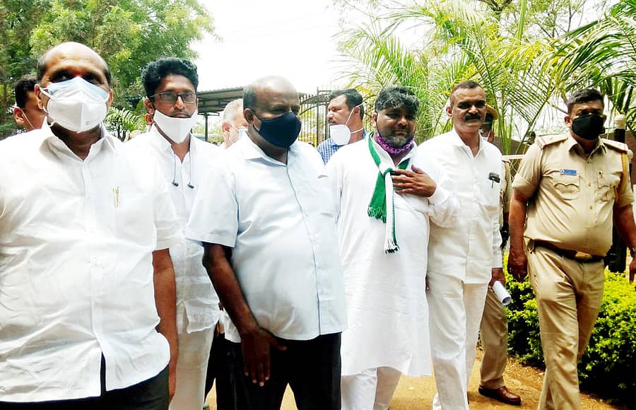 ಬಸವಕಲ್ಯಾಣದಲ್ಲಿ ಗುರುವಾರ ಉಪ ಚುನಾವಣೆಯ ನಾಮಪತ್ರ ಸಲ್ಲಿಸಿದ ಅಭ್ಯರ್ಥಿ ಯಸ್ರಬ್ ಅಲಿ ಖಾದ್ರಿ ಜತೆಯಲ್ಲಿ ಮಾಜಿ ಮುಖ್ಯಮಂತ್ರಿ ಎಚ್.ಡಿ.ಕುಮಾರಸ್ವಾಮಿ ಕೂಡ ಚುನಾವಣಾಧಿಕಾರಗಳ ಕಚೇರಿಗೆ ಬಂದರು