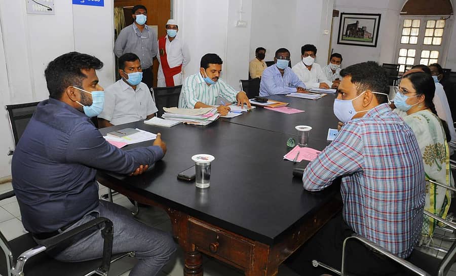 ವಿಜಯಪುರ ನಗರದ ಅಕ್ಕಮಹಾದೇವಿ ಮಹಿಳಾ ವಿಶ್ವವಿದ್ಯಾಲಯದಿಂದ ಸಿಂದಗಿ ನಾಕಾ ವರೆಗಿನ ಮುಖ್ಯ ರಸ್ತೆಯನ್ನು ಡಲ್ಟ್‌ ಯೋಜನೆಯಡಿ ಸುಧಾರಣೆ ಮಾಡುವ ಕುರಿತು ಜಿಲ್ಲಾಧಿಕಾರಿ ಪಿ.ಸುನೀಲ್ ಕುಮಾರ್ ನೇತೃತ್ವದಲ್ಲಿ ಚರ್ಚೆ ನಡೆಯಿತು