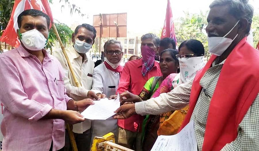 ರೈತ ವಿರೋಧಿ ಕೃಷಿ ಕಾಯ್ದೆಗಳನ್ನು ರದ್ದುಪಡಿಸಬೇಕು ಎನ್ನುವುದು ಸೇರಿದಂತೆ ವಿವಿಧ ಬೇಡಿಕೆಗಳ ಈಡೇರಿಕೆಗೆ ಒತ್ತಾಯಿಸಿ ಅಖಿಲ ಭಾರತ ಕಿಸಾನ್ ಸಭಾ ಹಾಗೂ ಅಖಿಲ ಭಾರತ ಟ್ರೇಡ್ ಯುನಿಯನ್ ಕಾಂಗ್ರೆಸ್ ಪದಾಧಿಕಾರಿಗಳು ಬೀದರ್ನಲ್ಲಿ ಶುಕ್ರವಾರ ಜಿಲ್ಲಾಧಿಕಾರಿ ಕಚೇರಿ ಅಧಿಕಾರಿಗೆ ಮನವಿ ಪತ್ರ ಸಲ್ಲಿಸಿದರು