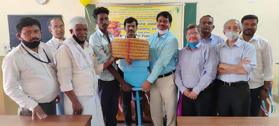 ಕೃಷಿ ವಿಶ್ವವಿದ್ಯಾಲಯದ ಕುಲಪತಿ ಡಾ.ಎಸ್.ರಾಜೇಂದ್ರಪ್ರಸಾದ್ ಅವರು ರೈತರಿಗೆ ಜೇನುಕೃಷಿ ಪರಿಕರಗಳನ್ನು ವಿತರಿಸಿದರು