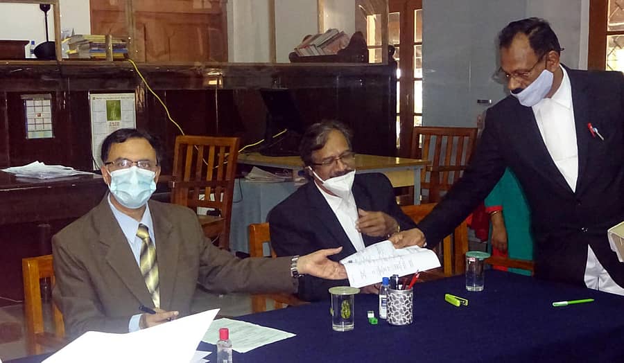 ಕಾರವಾರದಲ್ಲಿ ಶನಿವಾರ ನಡೆದ ಲೋಕ ಅದಾಲತ್ನಲ್ಲಿ ನ್ಯಾಯಾಧೀಶರು ಅರ್ಜಿಗಳನ್ನು ಸ್ವೀಕರಿಸಿದರು