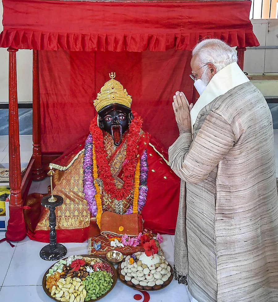 ಬಾಂಗ್ಲಾದೇಶದಲ್ಲಿರುವ ಜೆಶೋರೇಶ್ವರಿ ಕಾಳಿ ದೇವಸ್ಥಾನದಲ್ಲಿ ಶನಿವಾರ ಪ್ರಾರ್ಥನೆ ಸಲ್ಲಿಸಿದ ಮೋದಿ –ಪಿಟಿಐ ಚಿತ್ರ