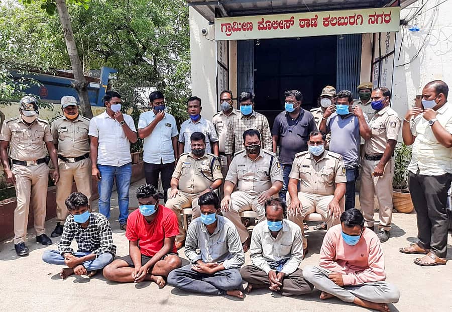 ನರೋಣಾ ಗ್ರಾಮದ ಓಂಕಾರ ಕೊಲೆ ಪ್ರಕರಣದ ಆರೋಪಿಗಳೊಂದಿಗೆ ಡಿಸಿಪಿ ಶ್ರೀಕಾಂತ ಕಟ್ಟಿಮನಿ, ಎಸಿಪಿ ಜೆ.ಎಚ್.ಇನಾಮದಾರ, ಇನ್ಸ್ಪೆಕ್ಟರ್ ಬಾಸು ಚವ್ಹಾಣ, ಪಿಎಸ್ಐ ಕವಿತಾ ಚವ್ಹಾಣ ಮತ್ತು ಸಿಬ್ಬಂದಿ ಇದ್ದರು