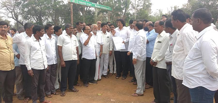 ಸೊರಬದಲ್ಲಿ ಶನಿವಾರ ಶಾಸಕ ಕುಮಾರ್ ಬಂಗಾರಪ್ಪ ಈಡಿಗ ಸಮುದಾಯ ಭವನಕ್ಕೆ ಮಂಜೂರಾಗಿರುವ ಜಮೀನನ್ನು ಪರಿಶೀಲಿಸಿದರು