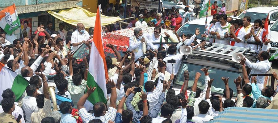 ಆನೇಕಲ್ ಸಮೀಪದ ತಮಿಳುನಾಡಿನ ಗುಮ್ಮಳಾಪುರದಲ್ಲಿ ಮೈತ್ರಿಕೂಟದ ಸಿಪಿಐ ಅಭ್ಯರ್ಥಿ ಟಿ.ರಾಮಚಂದ್ರನ್ ಪರವಾಗಿ ಮಾಜಿ ಮುಖ್ಯಮಂತ್ರಿ ಸಿದ್ಧರಾಮಯ್ಯ ಅವರು ಪ್ರಚಾರ ನಡೆಸಿದರು