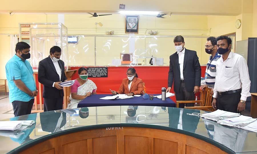 ದಾವಣಗೆರೆಯ ಪ್ರಧಾನ ಜಿಲ್ಲಾ ಮತ್ತು ಸೆಷನ್ಸ್ ನ್ಯಾಯಾಲಯದ ನಾಯಾಧೀಶರಾದ ಗೀತಾ ಕೆ.ಬಿ. ನೇತೃತ್ವದಲ್ಲಿ ಶನಿವಾರ ಬೃಹತ್ ಲೋಕ ಅದಾಲತ್ ನಡೆಯಿತು.