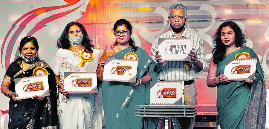 ಬಾಗಲಕೋಟೆಯಲ್ಲಿ ಶನಿವಾರ ಪ್ರಜಾವಾಣಿ ಬಳಗದಿಂದ ಆಯೋಜಿಸಿದ್ದ ಮಹಿಳಾ ದಿನ ಸಮಾರಂಭದಲ್ಲಿ ಜಿಲ್ಲೆಯ 19 ಮಂದಿ ಸಾಧಕ ಮಹಿಳೆಯರ ಕುರಿತಾದ ಪುಸ್ತಕ ’ಯಶಸ್ವಿನಿ‘ಯನ್ನು ಮಹಿಳಾ ಮತ್ತು ಮಕ್ಕಳ ಕಲ್ಯಾಣ ಸಚಿವೆ ಶಶಿಕಲಾ ಜೊಲ್ಲೆ ಬಿಡುಗಡೆ ಮಾಡಿದರು. ಹಾಸ್ಯ ಸಾಹಿತಿ ಇಂದುಮತಿ ಸಾಲಿಮಠ, ಕೊಪ್ಪಳದ ಉದ್ಯಮಿ ಭಾರತಿ ಗುಡ್ಲಾನೂರ, ‘ಪ್ರಜಾವಾಣಿ’ ಕಾರ್ಯನಿರ್ವಾಹಕ ಸಂಪಾದಕ ರವೀಂದ್ರ ಭಟ್ಟ, ಹುಬ್ಬಳ್ಳಿ ಬ್ಯುರೊ ಮುಖ್ಯಸ್ಥೆ ಎಸ್.ರಶ್ಮಿ ಚಿತ್ರದಲ್ಲಿದ್ದಾರೆ