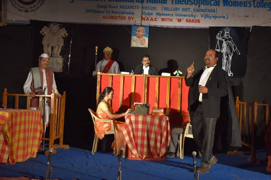 ಹೊಸಪೇಟೆಯಲ್ಲಿ ಶನಿವಾರ ರಾತ್ರಿ ಪ್ರದರ್ಶನ ಕಂಡ ‘ನಾ ಸತ್ತಿಲ್ಲ’ ನಾಟಕದ ದೃಶ್ಯ