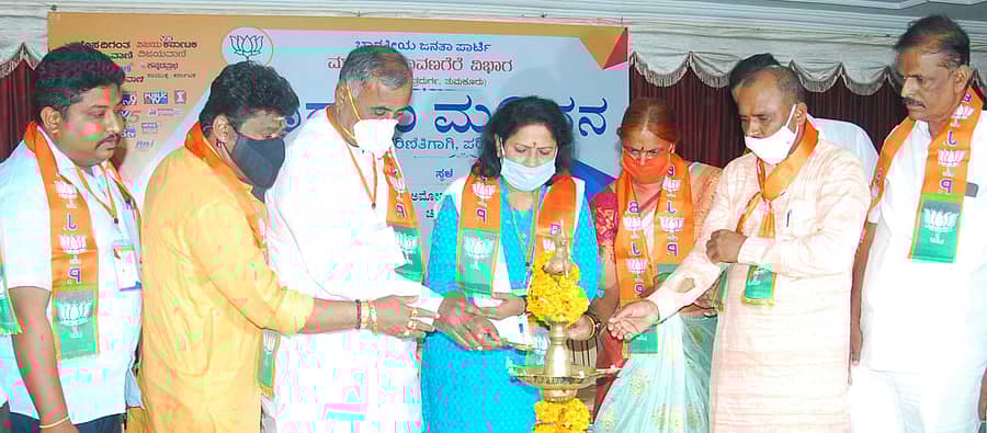 ಚಿತ್ರದುರ್ಗದಲ್ಲಿ ಬಿಜೆಪಿಯಿಂದ ಭಾನುವಾರ ನಡೆದ ‘ಮಾಧ್ಯಮ ಮಂಥನ’ ಕಾರ್ಯಕ್ರಮವನ್ನು ಪಕ್ಷದ ರಾಜ್ಯ ವಕ್ತಾರರಾದ ತೇಜಸ್ವಿನಿ ಗೌಡ, ಜಗ್ಗೇಶ್, ಶಾಸಕ ಜಿ.ಎಚ್. ತಿಪ್ಪಾರೆಡ್ಡಿ ಉದ್ಘಾಟಿಸಿದರು.