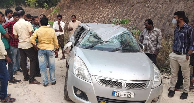 ಅಪಘಾತದಲ್ಲಿ ಜಖಂಗೊಂಡಿರುವ ಕಾರು