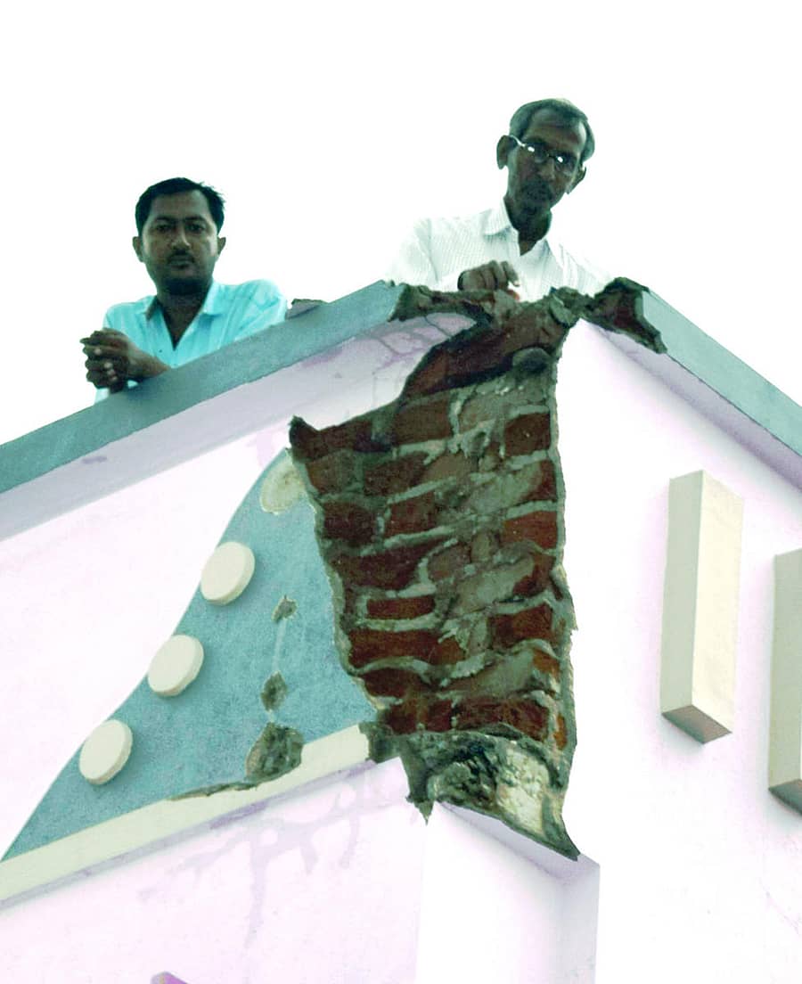 ಭರಮಸಾಗರ ವಿನಾಯಕ ಚಿತ್ರಮಂದಿರದ ಬಳಿಯ ಅಲ್ಲಾಬಕ್ಷ್‌ ಎಂಬುವವರ ಮನೆಯ ಗೋಡೆಗೆ ಸಿಡಿಲು ಬಡಿದು ಹಾನಿಯಾಗಿರುವುದು