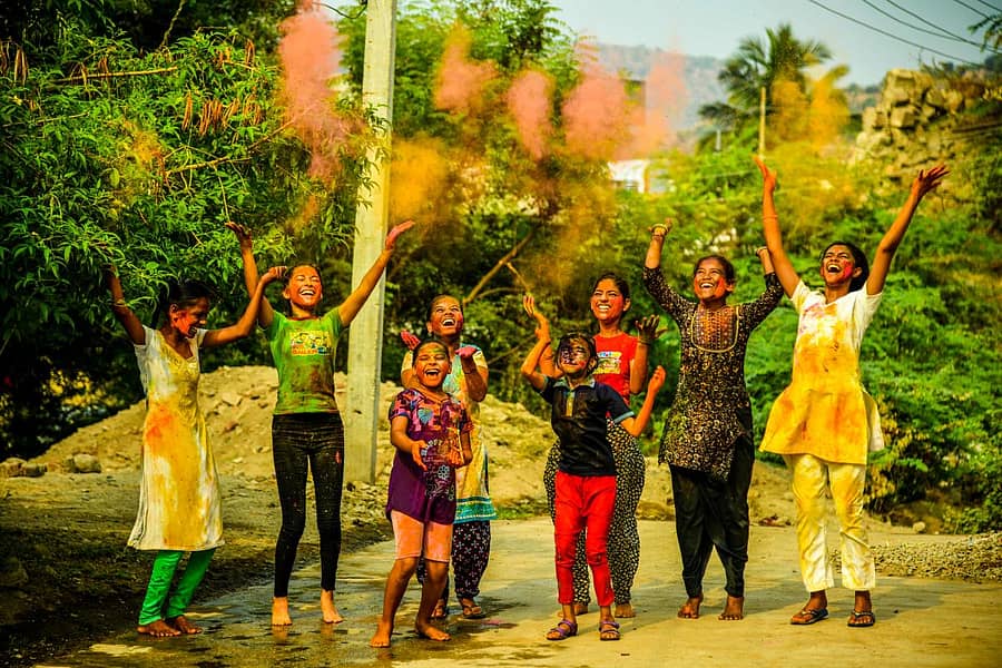 ಕೊಪ್ಪಳದಲ್ಲಿ ಹೋಳಿ ಹಬ್ಬದ ಪ್ರಯುಕ್ತ ಭಾನುವಾರ ಬಾಲಕಿಯರು ಬಣ್ಣ ಎರಚಿ ಸಂಭ್ರಮಿಸಿದರು