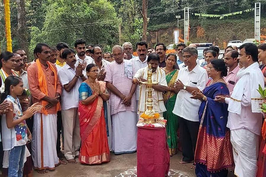 ನಾಲ್ಕೂರು ಗ್ರಾಮದ ಮರಕತ ದುರ್ಗಾಪರಮೇಶ್ವರಿ ದೇವಳಕ್ಕೆ ನಿರ್ಮಿಸಿದ ಮಹಾದ್ವಾರವನ್ನು ಮೀನುಗಾರಿಕೆ, ಬಂದರು ಮತ್ತು ಒಳನಾಡು ಜಲಸಾರಿಗೆ ಸಚಿವ ಎಸ್.ಅಂಗಾರ ಲೋಕಾರ್ಪಣೆಗೊಳಿಸಿದರು.