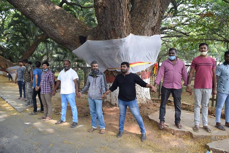 ವೃಕ್ಷ ಬಚಾವೋ ಆಂದೋಲನ ಸಮಿತಿಯ ಸದಸ್ಯರು ‘ಮರ ಉಳಿಸಿ’ ಅಭಿಯಾನ ನಡೆಸಿದರು