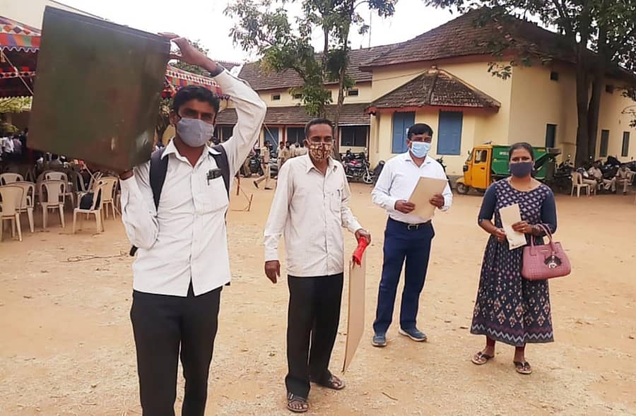 ಚಿಕ್ಕಮಗಳೂರಿನ ಬೇಲೂರು ರಸ್ತೆಯ ಸರ್ಕಾರಿ ಪಿಯು ಕಾಲೇಜಿನ ಮಸ್ಟರಿಂಗ್‌ ಕೇಂದ್ರದಿಂದ ಮತಗಟ್ಟೆಗೆ ತೆರಳಲು ಚುನಾವಣೆ ಸಿಬ್ಬಂದಿ ಅಣಿಯಾಗಿ ನಿಂತಿದ್ದರು.