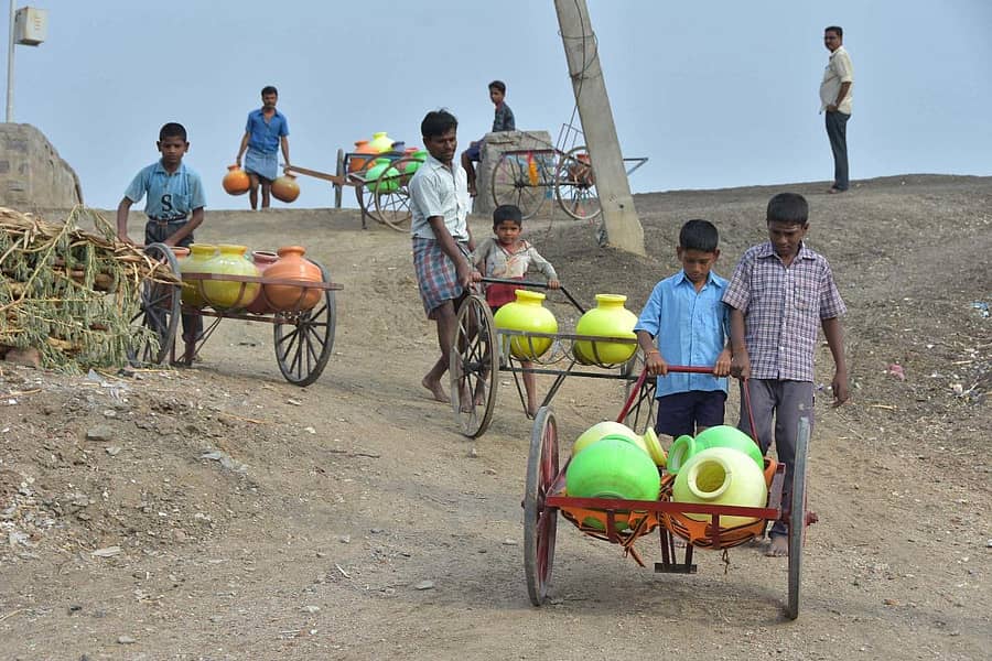 ಕೊಪ್ಪಳ ಜಿಲ್ಲೆಯ ಯಲಬುರ್ಗಾ ತಾಲ್ಲೂಕಿನ ಚಿಕೇನಕೊಪ್ಪ ಗ್ರಾಮದಲ್ಲಿ ನೀರು ತರಲು ಕೈಗಾಡಿಯಲ್ಲಿ ಕೊಡ ಇಟ್ಟುಕೊಂಡು ಕೆರೆಯತ್ತ ಹೊರಟಿರುವ ಗ್ರಾಮಸ್ಥರು