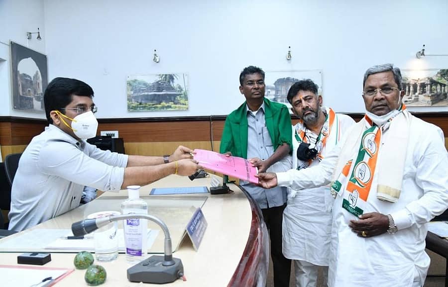 ಬೆಳಗಾವಿ ಲೋಕಸಭಾ ಕ್ಷೇತ್ರದ ಉಪ ಚುನಾವಣೆಗೆ ಕಾಂಗ್ರೆಸ್ ಅಭ್ಯರ್ಥಿಯಾಗಿ ಸತೀಶ ಜಾರಕಿಹೊಳಿ ಜಿಲ್ಲಾ ಚುನಾವಣಾಧಿಕಾರಿ ಡಾ.ಕೆ. ಹರೀಶ್ಕುಮಾರ್ ಅವರಿಗೆ ಸೋಮವಾರ ನಾಮಪತ್ರ ಸಲ್ಲಿಸಿದರು. ಕೆಪಿಸಿಸಿ ಅಧ್ಯಕ್ಷ ಡಿ.ಕೆ. ಶಿವಕುಮಾರ್ ಮತ್ತು ವಿಧಾನಸಭೆ ವಿರೋಧಪಕ್ಷದ ನಾಯಕ ಸಿದ್ದರಾಮಯ್ಯ ಜೊತೆಗಿದ್ದರು