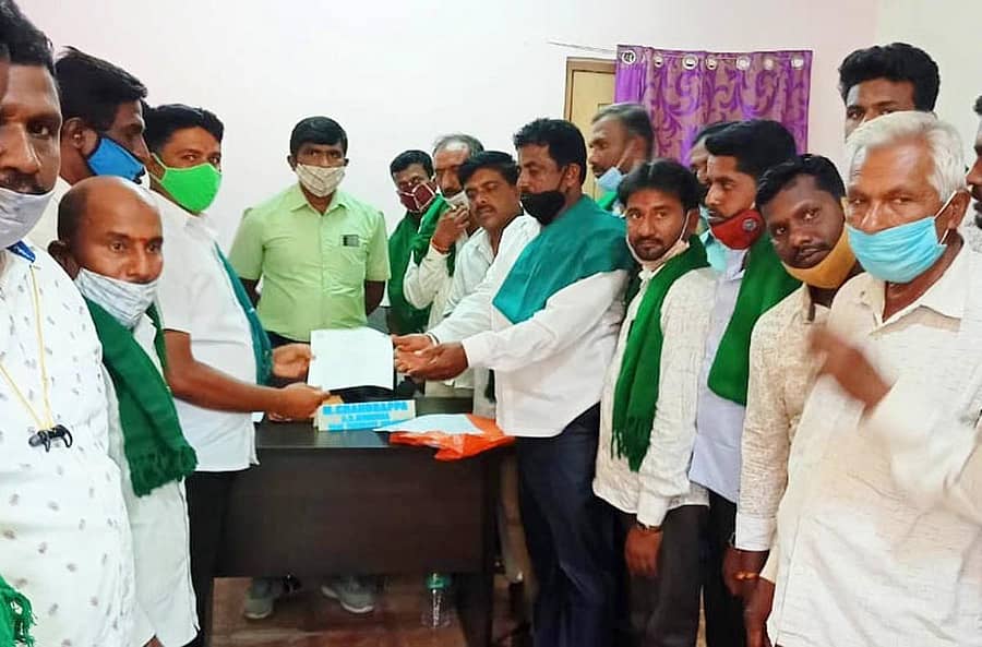 ಶಿಡ್ಲಘಟ್ಟ ತಾಲ್ಲೂಕಿನಾದ್ಯಂತ ಗುಂಡುತೋಪುಗಳಲ್ಲಿ ಗಿಡ ನಾಟಿ ಮಾಡಬೇಕು ಎಂದು ಒತ್ತಾಯಿಸಿ ರೈತ ಸಂಘದ ಪದಾಧಿಕಾರಿಗಳು ಮನವಿ ಸಲ್ಲಿಸಿದರು