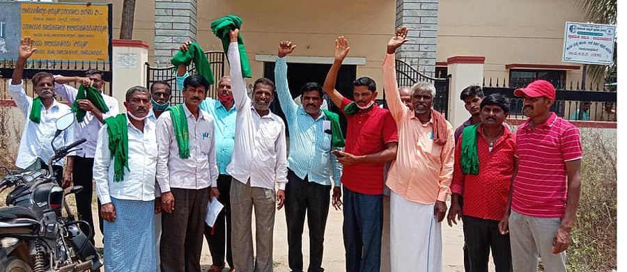 ರಾಮನಾಥಪುರ ಸೆಸ್ಕ್ ಕಚೇರಿ ಮುಂದೆ ರೈತ ಸಂಘದ ಸದಸ್ಯರು ಸೋಮವಾರ ಪ್ರತಿಭಟನೆ ನಡೆಸಿದರು