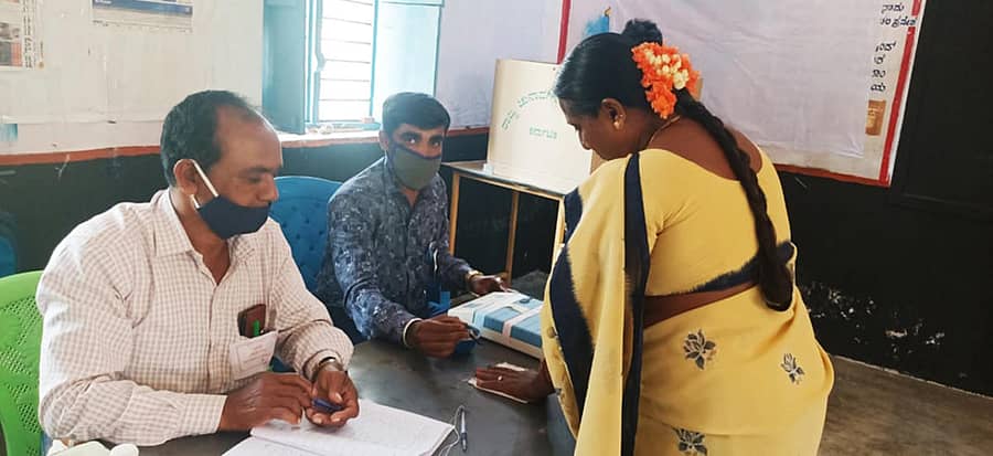 ಕೊರಟಗೆರೆ ಪಟ್ಟಣ ಪಂಚಾಯಿತಿಯ 4ನೇ ವಾರ್ಡಿಗೆ ನಡೆದ ಉಪ ಚುನಾವಣೆಯ ಮತಗಟ್ಟೆಯಲ್ಲಿ ಮತದಾರರು ಮತದಾನದ ಹಕ್ಕು ಚಲಾಯಿಸಿದರು‌