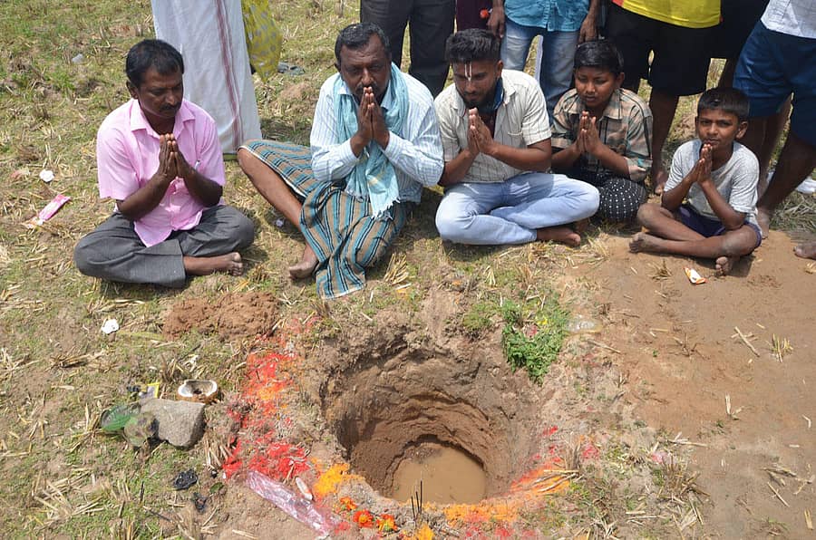 ಮೇಲುಕೋಟೆ ಸಮೀಪದ ನಾರಾಯಣ ಪುರದಲ್ಲಿ ಭಕ್ತರು ತೀರ್ಥೋದ್ಭವದ ಕುಂಡಿಕೆಗೆ ಪೂಜೆ ಸಲ್ಲಿಸಿದರು
