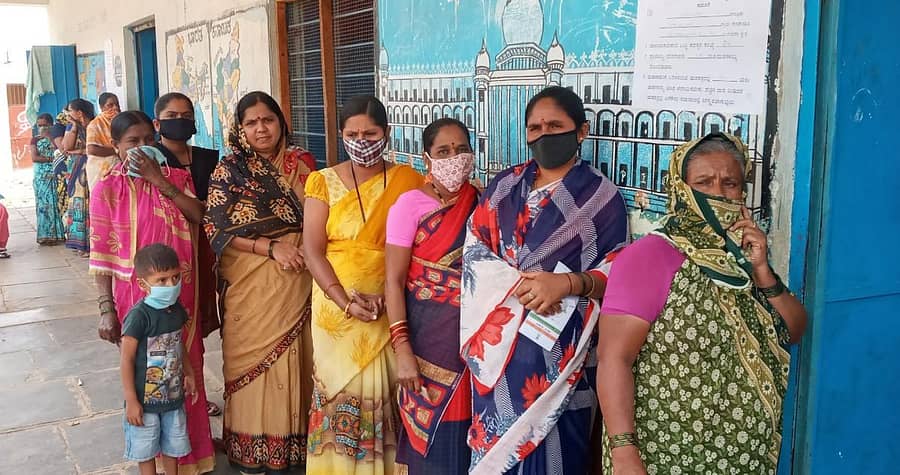 ಯಲಬುರ್ಗಾ ತಾಲ್ಲೂಕಿನ ಹಿರೇಮ್ಯಾಗೇರಿ ಗ್ರಾಮದಲ್ಲಿ ನಡೆದ ಗ್ರಾಮ ಪಂಚಾಯಿತಿ ಚುನಾವಣೆಯಲ್ಲಿ ಮತದಾರರು ಮತ ಚಲಾಯಿಸಲು ಸಾಲುಗಟ್ಟಿ ನಿಂತಿದ್ದರು