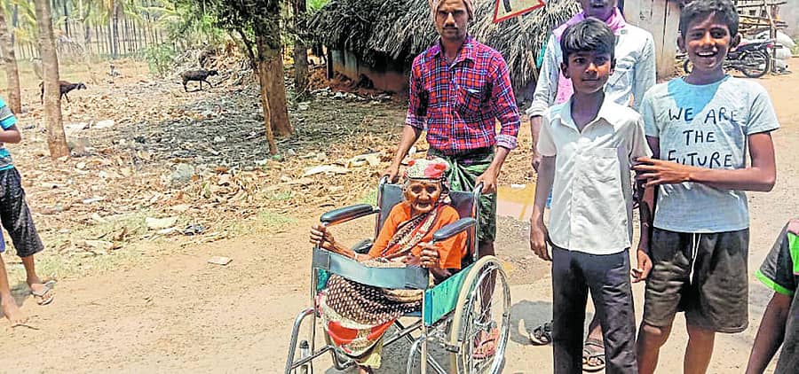 ಶಿರಾ ತಾಲ್ಲೂಕಿನ ಗೋಪಾಲದೇವರಹಳ್ಳಿಯ ಮತಗಟ್ಟೆಯಲ್ಲಿ ಮತ ಚಲಾಯಿಸಲು ವೃದ್ಧೆಯನ್ನು ಗಾಲಿಕುರ್ಚಿಯಲ್ಲಿ ಕರೆ ತರುತ್ತಿರುವುದು