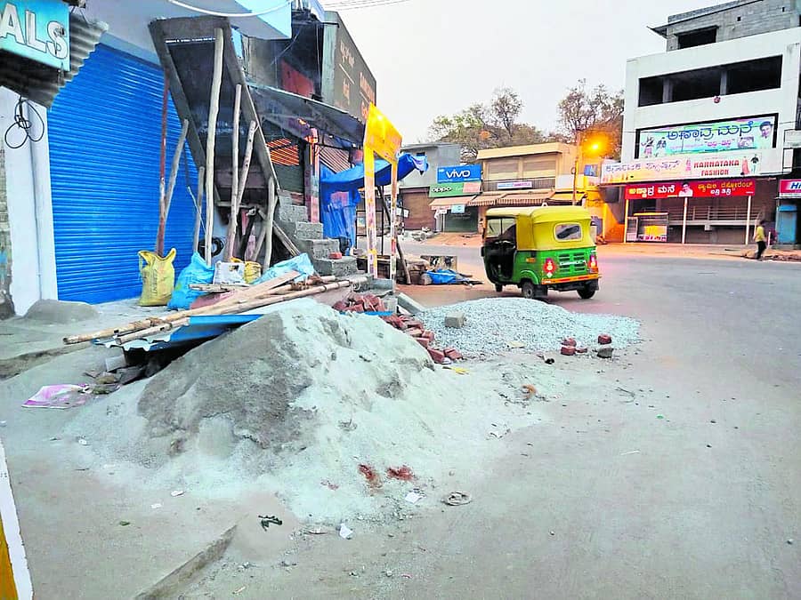 ಕುಣಿಗಲ್ ಗ್ರಾಮ ದೇವತಾ ವೃತ್ತದ ಮುಖ್ಯರಸ್ತೆಯಲ್ಲಿ ಮಳಿಗೆಯ ಮೆಟ್ಟಿಲು ನಿರ್ಮಾಣ ಮಾಡುತ್ತಿರುವುದು