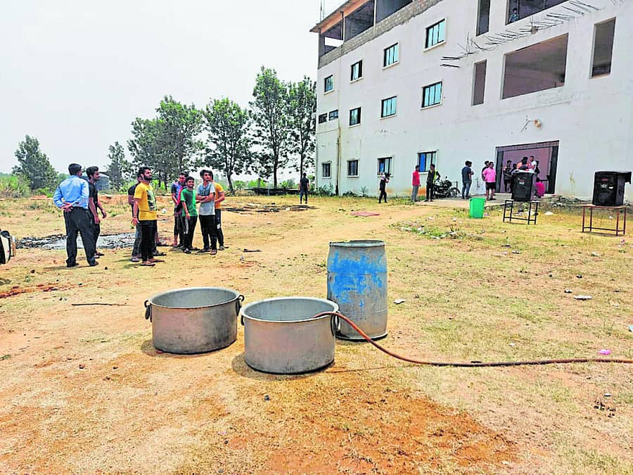 ಗುಡಿಬಂಡೆ ತಾಲ್ಲೂಕಿನ ವರ್ಲಕೊಂಡ ಸಮೀಪದ ಶಾಷಿಬ್ ಎಂಜಿನಿಯರಿಂಗ್ ಕಾಲೇಜು ವಿದ್ಯಾರ್ಥಿಗಳು ಹೋಳಿ ಪ್ರಯುಕ್ತ ಬಣ್ಣ ಶೇಖರಣೆ ಮಾಡಿರುವುದು