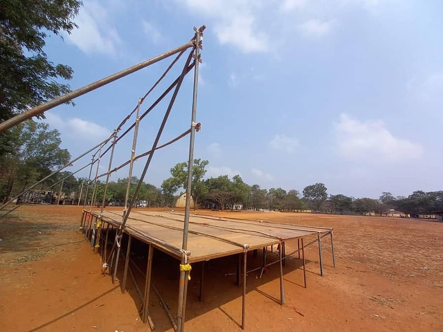 ಬೆಳಗಾವಿಯ ಸಿಪಿಇಡಿ ಮೈದಾನದಲ್ಲಿ ರೈತರ ಮಹಾಪಂಚಾಯತ್‌ಗೆ ಪೆಂಡಾಲ್‌ ಹಾಕಲು ಪೊಲೀಸರಿಂದ ಅನುಮತಿ ದೊರೆಯದಿರುವುದರಿಂದ ಸಣ್ಣ ವೇದಿಕೆ ಸಿದ್ಧಪಡಿಸಲಾಗಿದೆ