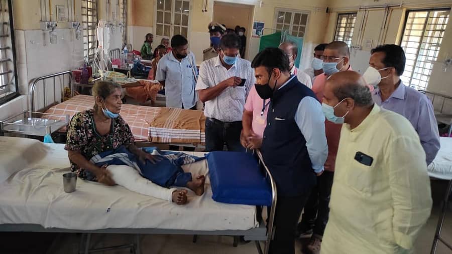 ಆರೋಗ್ಯ ಸಚಿವ ಡಿ.ಸುಧಾಕರ್ ಮಂಗಳವಾರ ಜಿಲ್ಲಾ ಆಸ್ಪತ್ರೆಗೆ ಭೇಟಿನೀಡಿ ರೋಗಿಗಳ ಯೋಗಕ್ಷೇಮ ವಿಚಾರಿಸಿದರು.