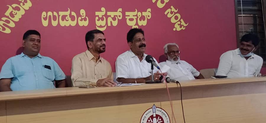 ಕಾಂಗ್ರೆಸ್‌ ಜಿಲ್ಲಾ ಘಟಕದ ಅಧ್ಯಕ್ಷ ಅಶೋಕ್ ಕುಮಾರ್ ಕೊಡವೂರು ಮಂಗಳವಾರ ಸುದ್ದಿಗೋಷ್ಠಿಯಲ್ಲಿ ಮಾತನಾಡಿದರು.