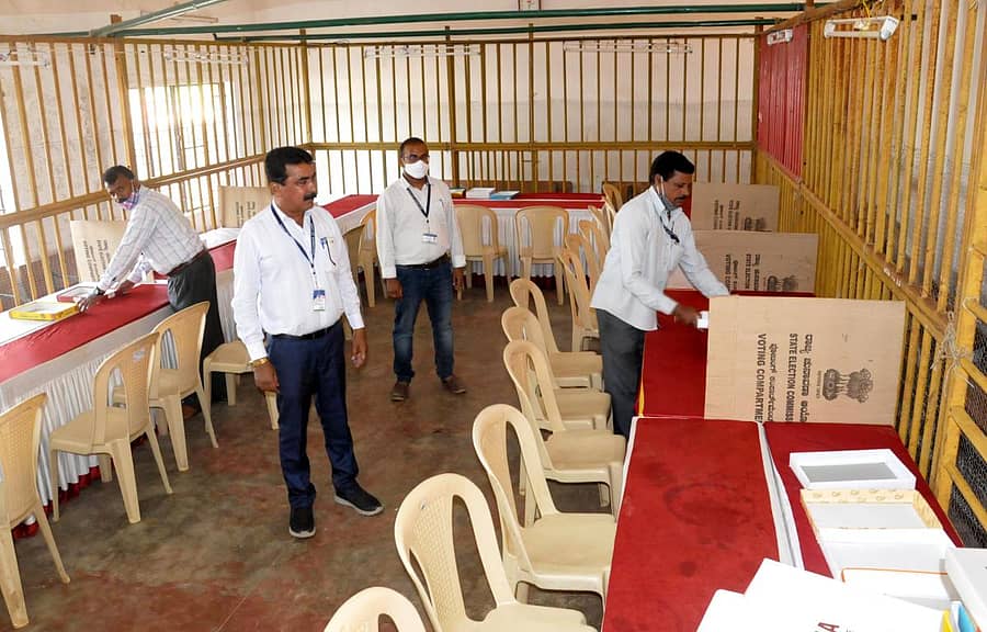 ಚಿಕ್ಕಮಗಳೂರಿನ ಬೇಲೂರು ರಸ್ತೆಯ ಸರ್ಕಾರಿ ಪಿಯು ಕಾಲೇಜಿನಲ್ಲಿ ಮತ ಎಣಿಕೆಗೆ ಟೇಬಲ್‌ಗಳನ್ನು ಸಿಬ್ಬಂದಿ ಸಜ್ಜುಗೊಳಿಸಿದರು. –ಪ್ರಜಾವಾಣಿ ಚಿತ್ರ