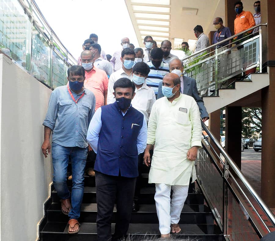 ಆರೋಗ್ಯ ಸಚಿವ ಡಾ.ಕೆ.ಸುಧಾಕರ್ ಮಂಗಳವಾರ ಮಣಿಪಾಲದ ಎಂಐಟಿಗೆ ಭೇಟಿನೀಡಿ ಪರಿಶೀಲಿಸಿದರು.