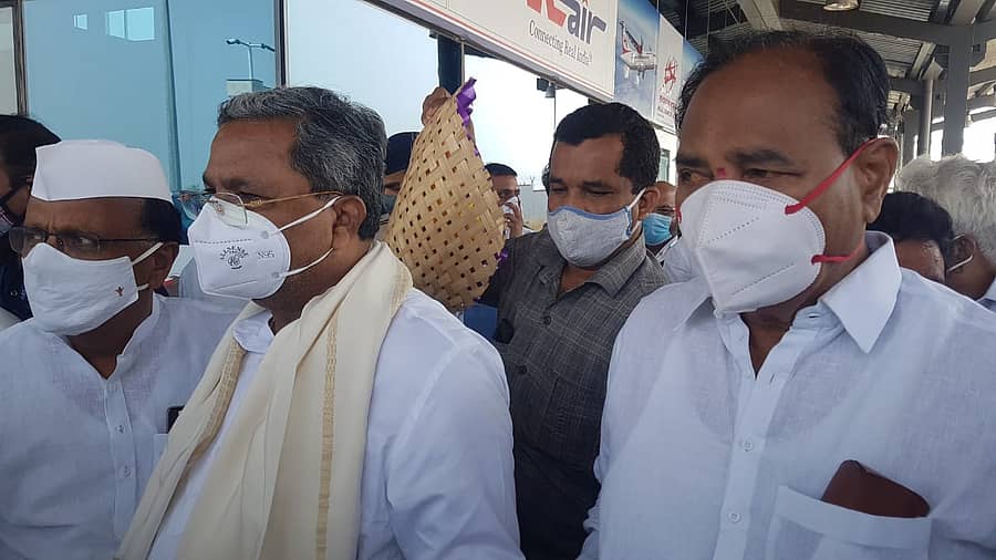 ಬೆಂಗಳೂರಿನಿಂದ ಕಲಬುರ್ಗಿಗೆ ಬಂದ ಸಿದ್ದರಾಮಯ್ಯ ಅವರನ್ನು ಮಾಜಿ ಶಾಸಕರಾದ ಬಿ.ಆರ್. ಪಾಟೀಲ, ಅಲ್ಲಮಪ್ರಭು ಪಾಟೀಲ ಸ್ವಾಗತಿಸಿದರು.