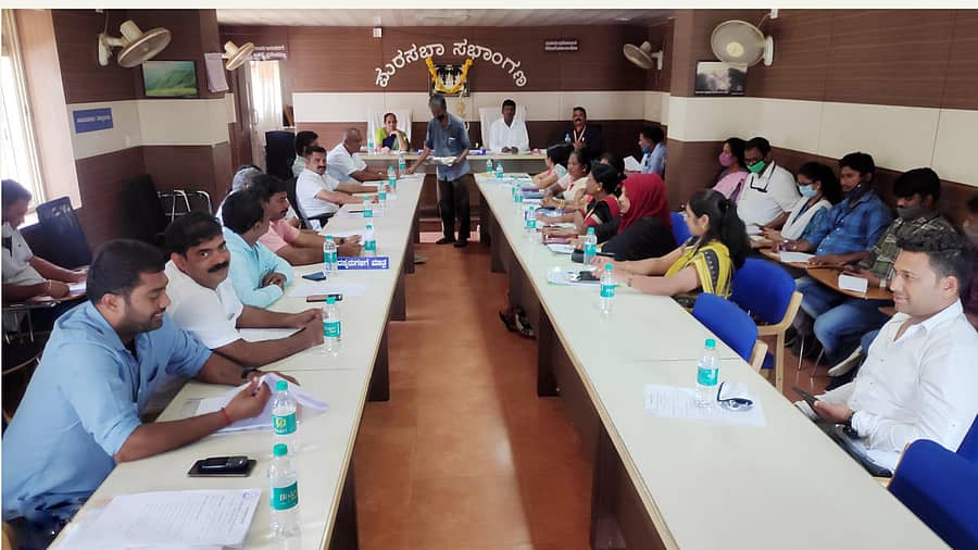 ಸಕಲೇಶಪುರದಲ್ಲಿ ಮಂಗಳವಾರ ಪುರಸಭಾ ಅಧ್ಯಕ್ಷ ಕಾಡಪ್ಪ ಅಧ್ಯಕ್ಷತೆಯಲ್ಲಿ 2021–22ರ ಬಜೆಟ್ ಮಂಡನೆ ಸಭೆ ನಡೆಯಿತು