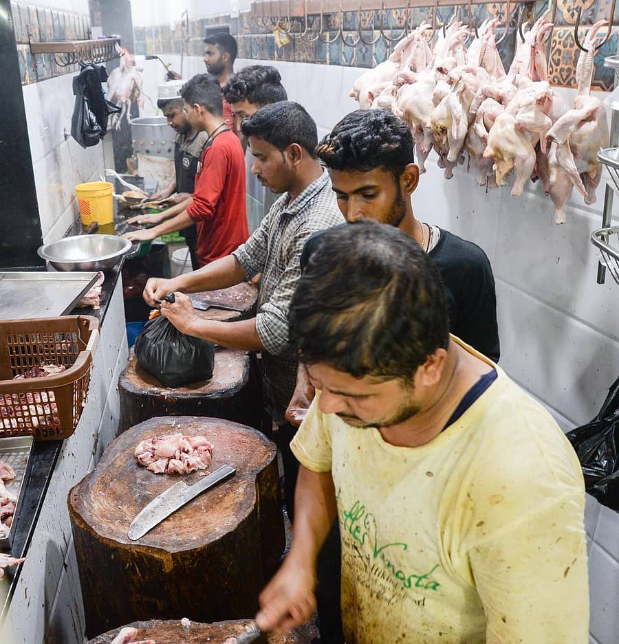 ದಾವಣಗೆರೆಯ ವಿನೋಬನಗರದಲ್ಲಿರುವ ಖಾನ್ ಚಿಕನ್ ಮಳಿಗೆಯಲ್ಲಿ ಚಿಕನ್ ಮಾರಾಟದ ನೋಟ