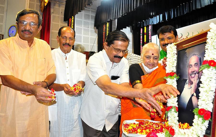 ಕಾರ್ಯಕ್ರಮದಲ್ಲಿ ಆರ್.ಕೆ.ನಲ್ಲೂರು ಪ್ರಸಾದ್, ವೈ.ಕೆ.ಮುದ್ದುಕೃಷ್ಣ, ಬಿ.ಆರ್.ಲಕ್ಷ್ಮಣರಾವ್ ಹಾಗೂ ಎನ್.ಎಸ್.ಲಕ್ಷ್ಮೀನಾರಾಯಣ ಭಟ್ಟರ ಪತ್ನಿ ಜ್ಯೋತಿ ಅವರು ಎನ್.ಎಸ್.ಲಕ್ಷ್ಮೀನಾರಾಯಣ ಭಟ್ಟರ ಭಾವಚಿತ್ರಕ್ಕೆ ಪುಷ್ಪನಮನ ಸಲ್ಲಿಸಿದರು.