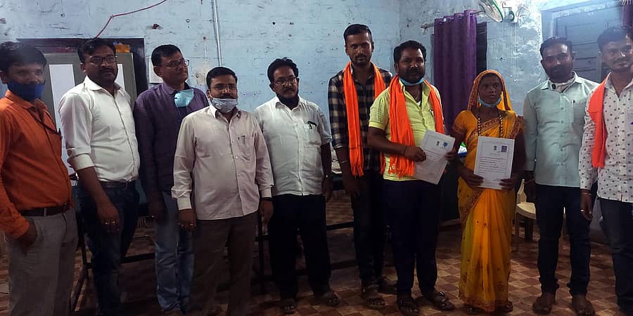 ಹುಣಸಗಿ ತಾಲ್ಲೂಕಿನ ಗೆದ್ದಲಮರಿ ಗ್ರಾ.ಪಂ.ನ ಜುಮಾಲಪುರ ದೊಡ್ಡ ತಾಂಡಾದ ವಿಜೇತ ಅಭ್ಯರ್ಥಿಗಳಿಗೆ ಪ್ರಮಾಣ ಪತ್ರ ವಿತರಿಸಲಾಯಿತು