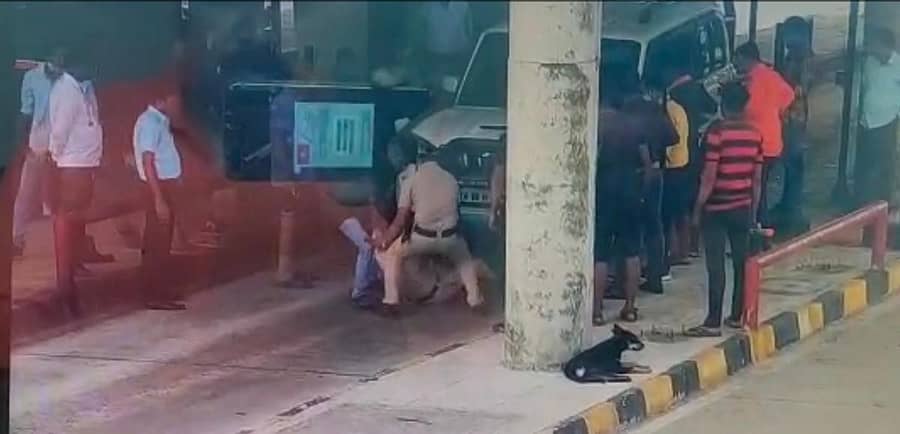 ಅಂಕೋಲಾ ತಾಲ್ಲೂಕಿನ ಹಟ್ಟಿಕೇರಿ ಟೋಲ್ ಗೇಟ್ ಬಳಿ ಸೋಮವಾರ, ಆರೋಪಿಗಳ ಸ್ಕಾರ್ಪಿಯೋ ವಾಹನ ಗುದ್ದಿದ ಪರಿಣಾಮ ಹೆಚ್ಚುವರಿ ಪೊಲೀಸ್ ವರಿಷ್ಠಾಧಿಕಾರಿ ಎಸ್.ಬದರಿನಾಥ್ ಕೆಳಕ್ಕೆ ಬಿದ್ದಿರುವುದು ಸಿ.ಸಿ.ಟಿ.ವಿ ಕ್ಯಾಮೆರಾದಲ್ಲಿ ಸೆರೆಯಾಗಿದೆ