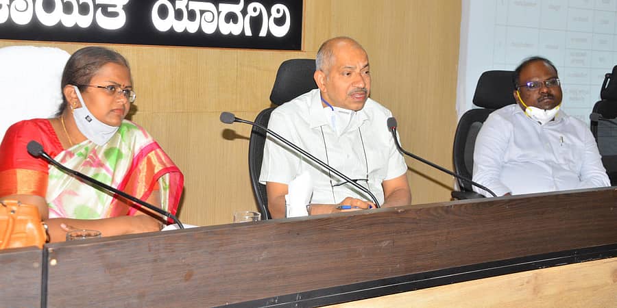 ಯಾದಗಿರಿಯಲ್ಲಿ ನಡೆದ ಪ್ರಗತಿ ಪರಿಶೀಲನಾ ಸಭೆಯಲ್ಲಿ ರಾಜ್ಯ ಸರ್ಕಾರದ ಮುಖ್ಯಕಾರ್ಯದರ್ಶಿ ಪಿ.ರವಿಕುಮಾರ್, ಜಿಲ್ಲಾಧಿಕಾರಿ ಡಾ. ರಾಗಪ್ರಿಯಾ, ಕೆಕೆಆರ್‌ಡಿಬಿ ಕಾರ್ಯದರ್ಶಿ ಡಾ.ಎನ್.ವಿ.ಪ್ರಸಾದ ಇದ್ದರು