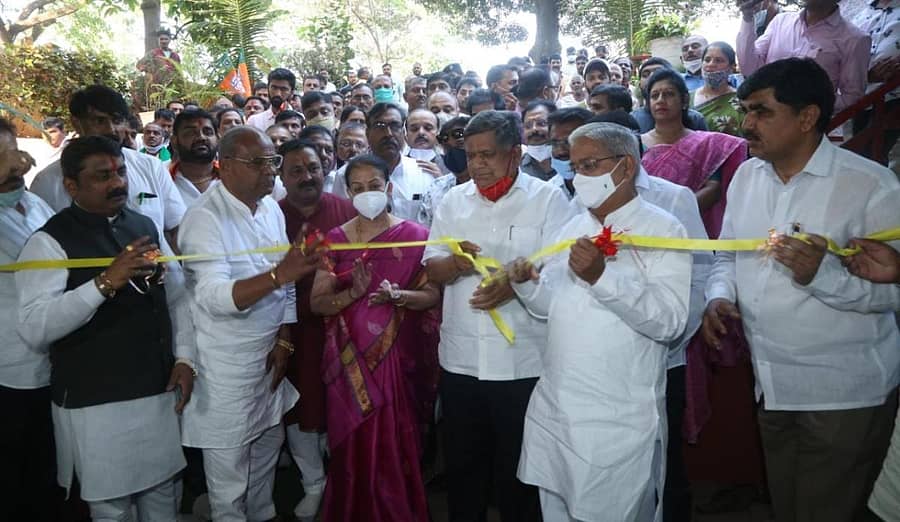 ಬೆಳಗಾವಿಯ ಸದಾಶಿವ ನಗರದ ಲಕ್ಷ್ಮಿ ಕಾಂಪ್ಲೆಕ್ಸ್ನಲ್ಲಿ ಬಿಜೆಪಿ ಅಭ್ಯರ್ಥಿ ಮಂಗಲಾ ಅಂಗಡಿ ಅವರ ಚುನಾವಣಾ ಕಾರ್ಯಾಲಯವನ್ನು ಉಪ ಮುಖ್ಯಮಂತ್ರಿ ಗೋವಿಂದ ಕಾರಜೋಳ ಬುಧವಾರ ಉದ್ಘಾಟಿಸಿದರು. ಸಚಿವರಾದ ಜಗದೀಶ ಶೆಟ್ಟರ್, ಉಮೇಶ ಕತ್ತಿ, ಶಾಸಕರಾದ ಅಭಯ ಪಾಟೀಲ, ಅನಿಲ ಬೆನಕೆ, ನವದೆಹಲಿಯಲ್ಲಿ ಕರ್ನಾಟಕ ಸರ್ಕಾರದ ವಿಶೇಷ ಪ್ರತಿನಿಧಿ ಶಂಕರಗೌಡ ಪಾಟೀಲ, ವಿಧಾನಪರಿಷತ್ ಮುಖ್ಯಸಚೇತಕ ಮಹಾಂತೇಶ ಕವಟಗಿಮಠ ಇದ್ದಾರೆ