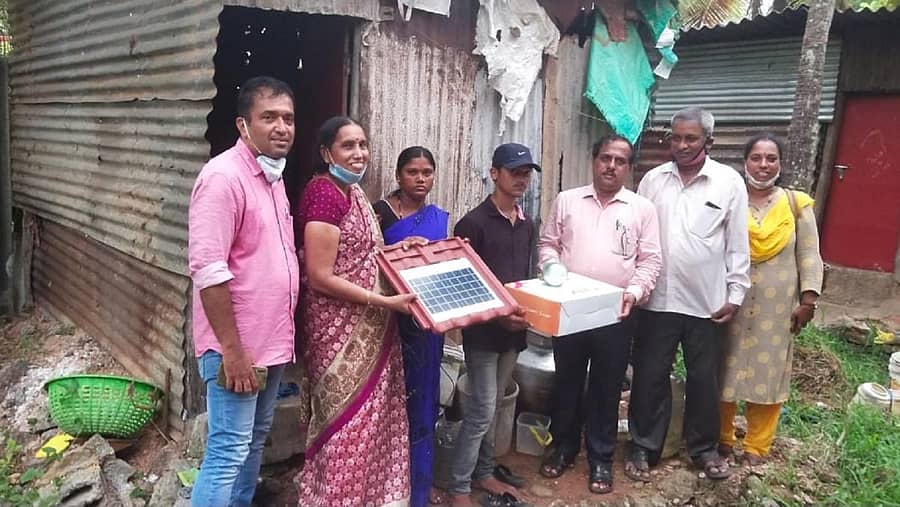 ಬುಧವಾರ ಡಿಡಿಪಿಐ ಎನ್‌.ಎಚ್‌.ನಾಗೂರ ಅವರ ನೇತೃತ್ವದ ಅಧಿಕಾರಿಗಳ ತಂಡ ಪಂದುಬೆಟ್ಟುವಿನ ವಿದ್ಯಾರ್ಥಿಯ ಮನೆಗೆ ತೆರಳಿ ಸೋಲಾರ್ ದೀಪ ಹಸ್ತಾಂತರಿಸಿತು.