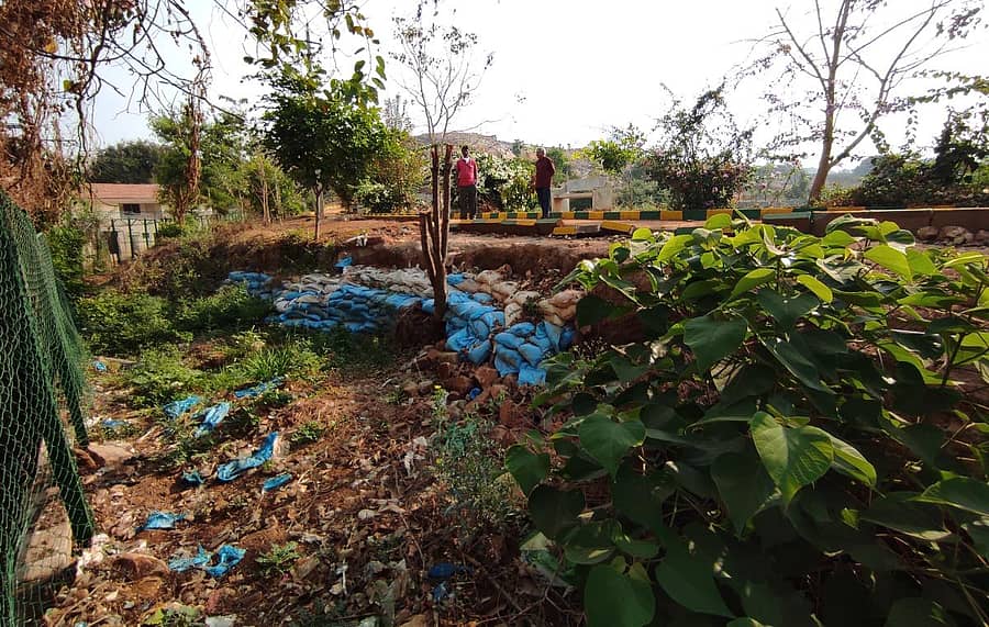 ಭೀಮನಕಟ್ಟೆ ಕೆರೆ ಏರಿ ಮೇಲ್ಭಾಗ ಒಡೆದುಹೋಗಿ, ನೀರು ಜಿನುಗುತ್ತಿರುವುದರಿಂದ ಮೂಟೆಗಳನ್ನು ಇಡಲಾಗಿದೆ ಪ್ರಜಾವಾಣಿ ಚಿತ್ರ/ ರಂಜು ಪಿ.