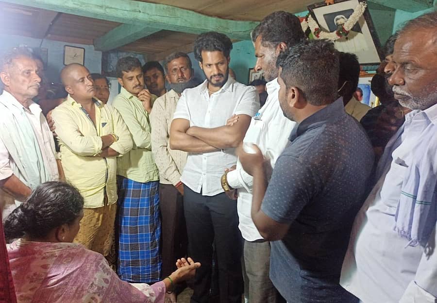 ಪ್ರತಾಪ್ ಕುಟುಂಬದವರಿಗೆ ನಿಖಿಲ್ ಕುಮಾರಸ್ವಾಮಿ ಸಾಂತ್ವನ ಹೇಳಿದರು