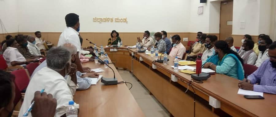 ಕೆಐಎಡಿಬಿ ವತಿಯಿಂದ ಮದ್ದೂರು ತಾಲ್ಲೂಕು ಕುದುರುಗುಂಡಿ ಗ್ರಾಮದಲ್ಲಿ ಭೂ ಸ್ವಾಧೀನ ಪ್ರಕ್ರಿಯೆ ಕುರಿತು ಜಿಲ್ಲಾಧಿಕಾರಿ ಎಸ್.ಅಶ್ವಥಿ ರೈತರ ಸಭೆ ನಡೆಸಿದರು