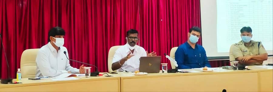 ಗುರುವಾರ ಜಿಲ್ಲಾ ಪಂಚಾಯಿತಿಯ ಸಂಭಾಂಗಣದಲ್ಲಿ ನಡೆದ ಪಶುಪಾಲನೆ ಮತ್ತು ಮೀನುಗಾರಿಕಾ ಇಲಾಖೆಗಳ ಪ್ರಗತಿ ಪರಿಶೀಲನಾ ಸಭೆಯಲ್ಲಿ ಪಶುಸಂಗೋಪನೆ ಮತ್ತು ಮೀನುಗಾರಿಕಾ ಇಲಾಖೆಯ ಕಾರ್ಯದರ್ಶಿ ಕ್ಯಾಪ್ಟನ್ ಮಣಿವಣ್ಣನ್ ಮಾತನಾಡಿದರು.