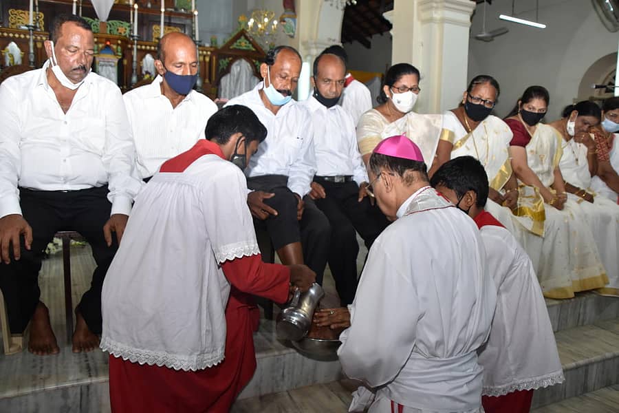 ಉಡುಪಿ ಧರ್ಮಪ್ರಾಂತ್ಯದ ಧರ್ಮಾಧ್ಯಕ್ಷ ಡಾ.ಜೆರಾಲ್ಡ್ ಐಸಾಕ್ ಲೋಬೊ ಕಲ್ಯಾಣಪುರದ ಮಿಲಾಗ್ರಿಸ್ ಕೆಥೆಡ್ರಲ್ ಚರ್ಚ್ನಲ್ಲಿ ಪವಿತ್ರ ಗುರುವಾರ ಆಚರಣೆಯ ಭಾಗವಾಗಿ ಪ್ರೇಷಿತರ ಪಾದಗಳನ್ನು ತೊಳೆದರು.